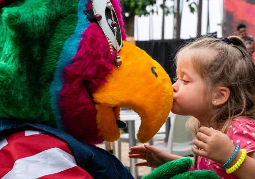 Petite fille embrasse la mascotte