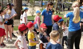 Entant embrasse mascotte au camping Les Dunes de Contis