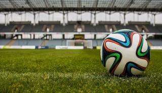 Un ballon de foot dans un stade de football